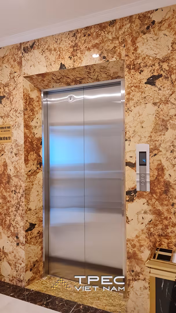 Bề mặt inox xước của cửa thang máy