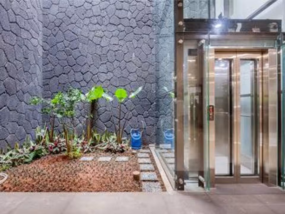 thang kính đặt cạnh giếng trời / thông tầng