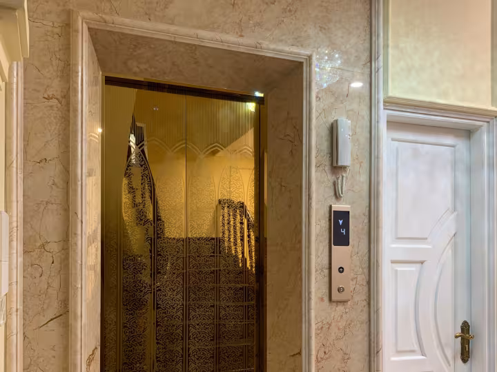 Thang máy gia đình 450kg cửa tầng Inox vàng