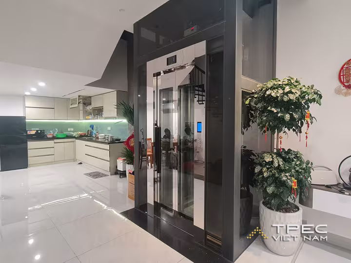 Thang máy kính có không gian thông tầng