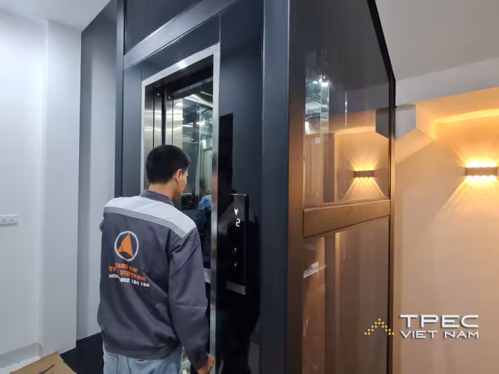 Lắp đặt thang máy kính cho nhà phố 7 tầng tại Hà Đông
